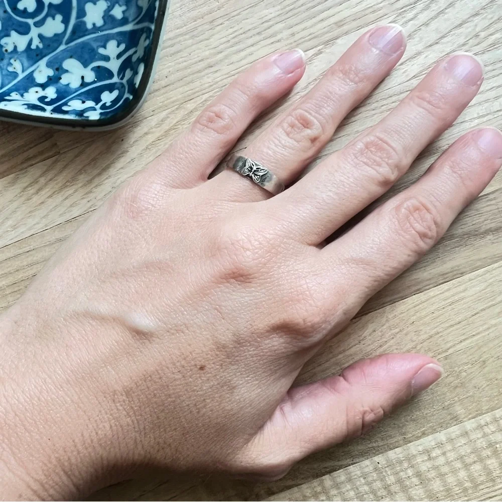 Vintage 925 Sterling silver butterfly band ring size 6.5 - Picture 2 of 10
